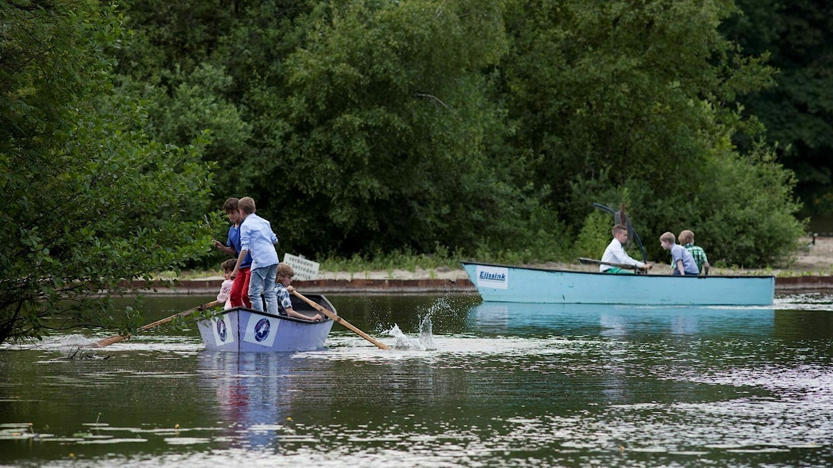 Bootje varen in het Weusthag Hengelo