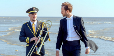 EN FANFARE.