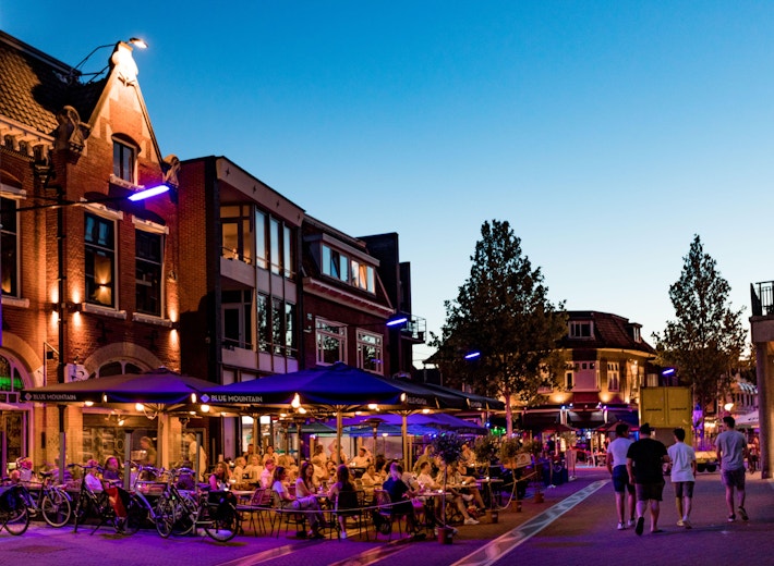 LOEV Hengelo in de avond
